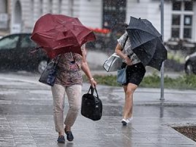 Wiatr do 90 km/h, grad i bardzo silne opady. W niedzielę może być niebezpiecznie. IMGW ostrzega