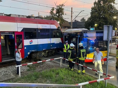 Znów zderzenie na przejeździe kolejowym. Tym razem z autobusem. Są ranni