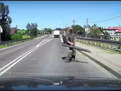 Był pijany jak bela. Walczył z dmuchawą i grawitacją na drodze [WIDEO]