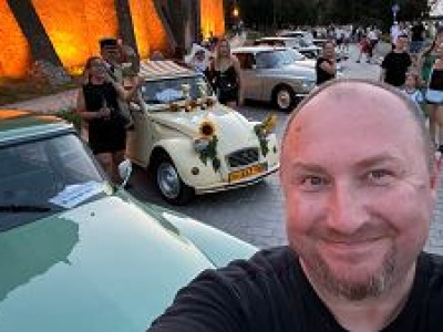 Selfie z żandarmem, zakonnicą i szewronami. Tak świętuje się z zabytkowymi Citroenami