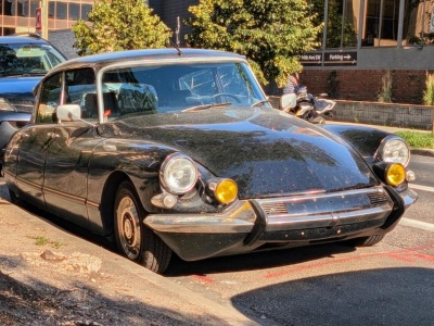 Citroën DS spotkany w… Calgary. Zimowa stolica Kanady też kocha szewrony