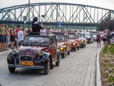 2500 fanów marki i ponad 1000 samochodów przyjechało do Torunia. Ogólnoświatowy Zjazd Klubów Citroëna 2024