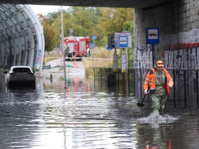 Warszawa zalana. S8 pod wodą po ulewie. Spadło tyle deszczu, ile w miesiąc