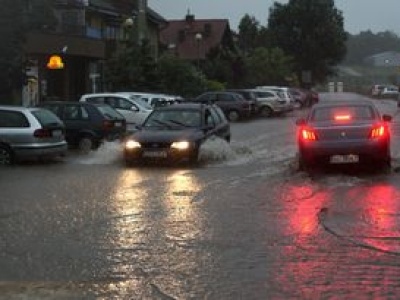 Duża kałuża to duży kłopot. Jak przez nią przejechać?