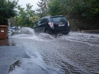 Wjeżdżać czy nie wjeżdżać, a jeśli to jak? Oto skutki przejechania przez zbyt głęboką kałużę