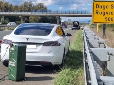 Kanister / Nie-Kanister do samochodu elektrycznego. 4,2 kWh pojemności, 50 kilogramów wagi, 21 000 zł za sztukę