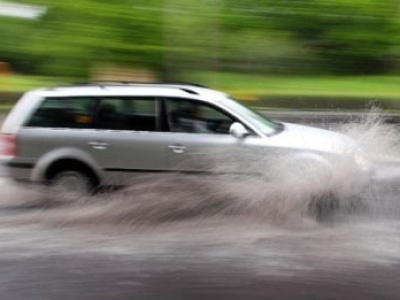 Kałuże niszczą samochody. Tym się kończy kontakt z wodą