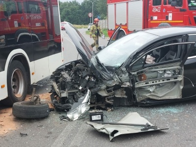 Poważny wypadek. Zderzył się autobus z samochodem osobowym