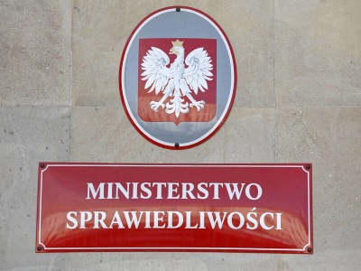 Wiceminister tankował za publiczne pieniądze. Podał osobliwe tłumaczenie