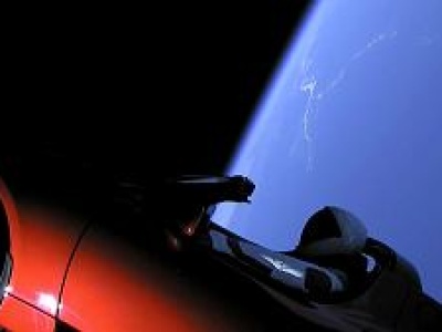 Starman jest najszybszym kierowcą w galaktyce. Pędzi już 80 tys. km/h, ale może wrócić na Ziemię