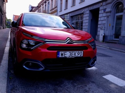 Ile pali Citroën C4 X z napędem Hybrid 136 ëDCT6? Czy rzeczywiście jest tak oszczędny, jak mówi producent?