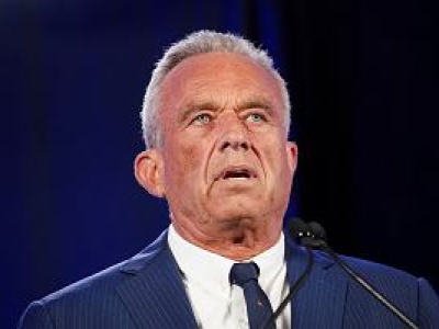 Robert F. Kennedy Jr. zawiesza kampanię wyborczą i popiera Trumpa. Rodzina grzmi o 