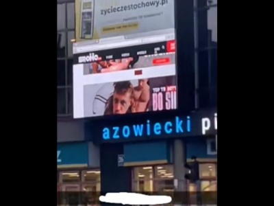 Środek dnia w centrum Częstochowy, a na telebimie... film dla dorosłych [WIDEO]