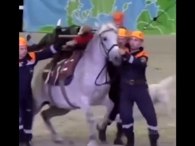 Pokaz ratownictwa w Rosji zamienił się w dzikie rodeo [WIDEO]