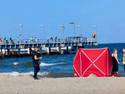 Tragiczne odkrycie na plaży w Mechelinkach. Morze wyrzuciło na brzeg ciało