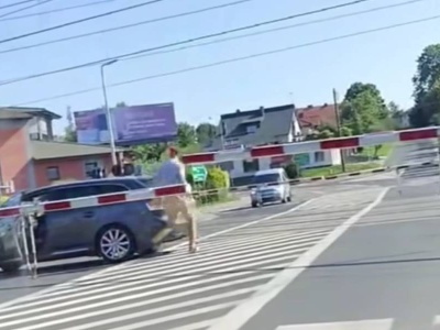 Rodzina utknęła na przejeździe we Wronkach. Zamiast uciec, przestawiali auto