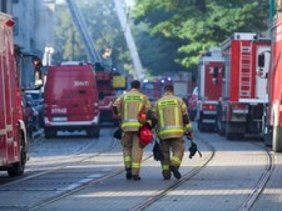 Ratownicy ręcznie odgruzowują budynek. „Idą po żywych”