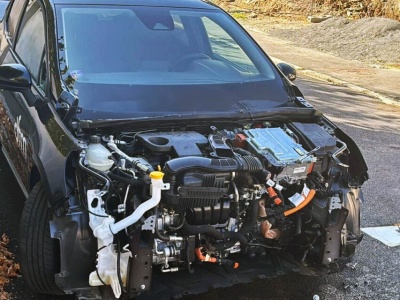 Renault Clio okradzione na ulicy. Zniknął prawie cały przód