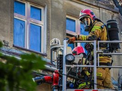 Pożar kamienicy w Poznaniu. Co z rannymi strażakami? Siedmiu przebywa w szpitalach