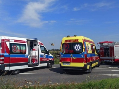 Bus z dziećmi zderzył się z autami. W akcji ratunkowej śmigłowiec LPR