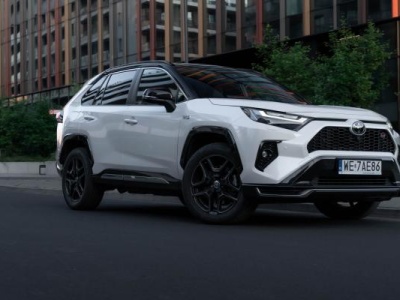 Toyota RAV4 na podwójnym prądzie. Jest dobra, ale zjada ją cena. TEST