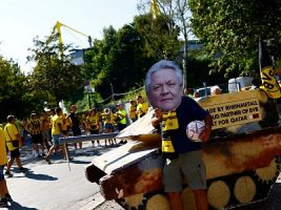 Sceny przed meczem Bundesligi. Kibice postawili przed stadionem czołg