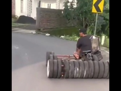 Nie było go stać na zakup samochodu, więc sam zbudował wielokołowy pojazd [WIDEO]