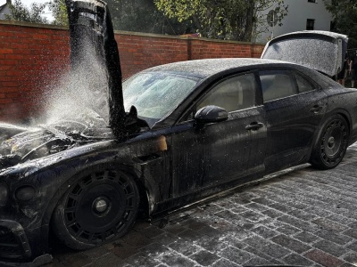 Bentley W12 spłonął w najgorszym momencie, ale nikogo to nie obchodzi, bo to nie elektryk