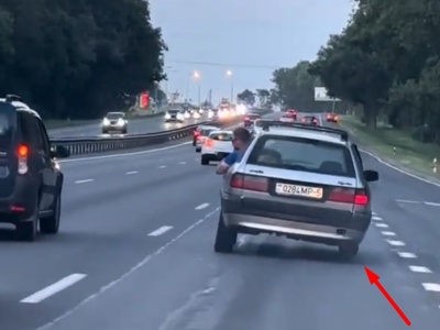 Citroën Xantia jechał na trzech kołach po głównej drodze. Kierowca dostał słony mandat