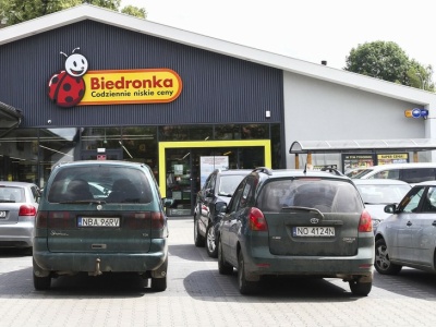 Biedronka rzuciła kolejne wyzwanie Lidlowi. Chodzi o parkingi