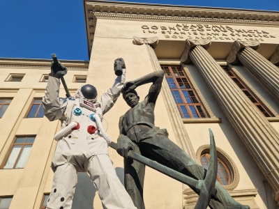 Astronauta przed budynkiem Akademii Górniczo-Hutniczej (ZDJĘCIA)