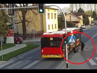 Bezmyślny żart. Wepchnęła koleżankę pod koła autobusu [WIDEO]