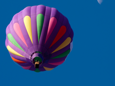 Wypadek balonu na Podlasiu. Dwie osoby wypadły podczas lądowania