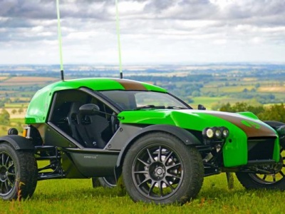 Cicho i pełno kurzu, niczym w trakcie burzy piaskowej. To nowy Ariel E-Nomad w akcji