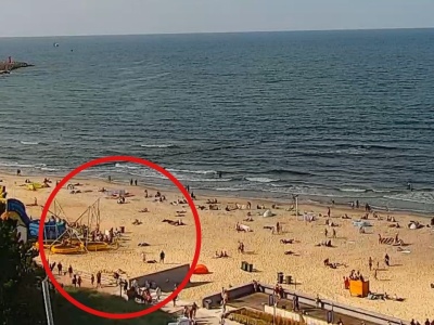 Niebywałe, co zrobił na plaży w Kołobrzegu. Ludzie zatrzymywali się robić zdjęcia