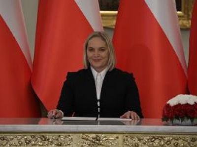 Dominika Chorosińska i inni chwalą się przelewami na konto PiS. Wpłacają okrągłe sumy