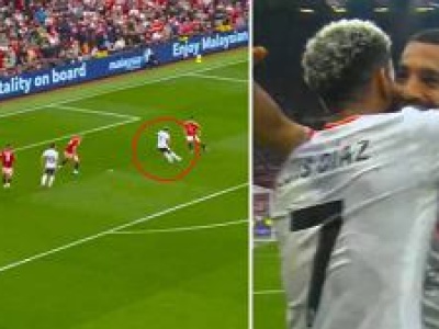 Trzy gole w meczu Manchester United - Liverpool. Robili z rywalami, co chcieli [WIDEO]