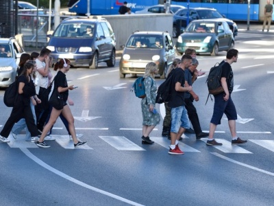 Czy pieszy ma pierwszeństwo, jeśli nie przechodzi po przejściu?