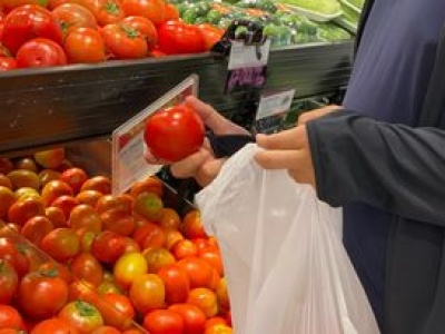 Widzisz takiego pomidora? W sklepie lepiej omijaj szerokim łukiem