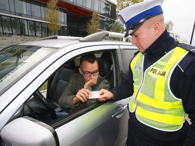 Prawo jazdy. Jakie ograniczenia nakłada kod 01.06?