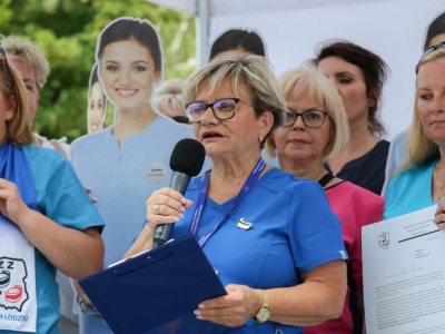 Pielęgniarki ślą tysiące tekturowych kartek do premiera. OZZPiP zapowiada kolejne 