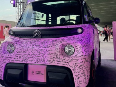 Różowy Citroën AMI na Rose Festiwal 2024 we Francji