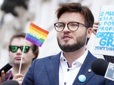 Obrzydliwy wpis aktywisty LGBT w sprawie ks. Olszewskiego. Pisze o „popiełuszkowaniu”