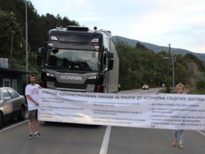 Zatrzymują samochody, blokują przejścia graniczne. Protest w Serbii