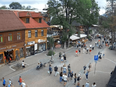 Turysta spojrzał ile zapłacił za bułkę i zdębiał. 