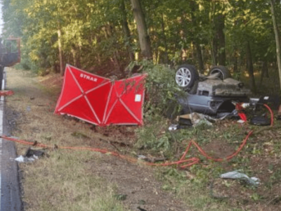 Nie żyje młody mężczyzna. BMW roztrzaskało się na drzewie, służby nie mogły nic zrobić