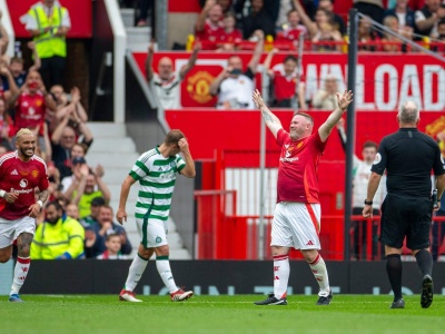 Rooney trafił w samo okno, Boruc bez szans. Mecz legend na Old Trafford [WIDEO]