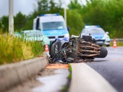 Ranny motocyklista. Kierowca osobowego auta odjechał