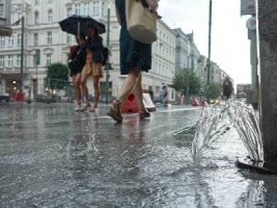 Nadchodzi nagła zmiana w pogodzie. Temperatura znacznie spadnie, mogą występować podtopienia