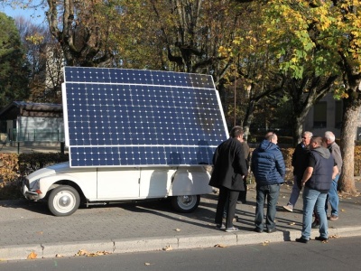 Citroën Dyane z wbudowanym panelem słonecznym. Nie potrzebuje sieci, by się naładować